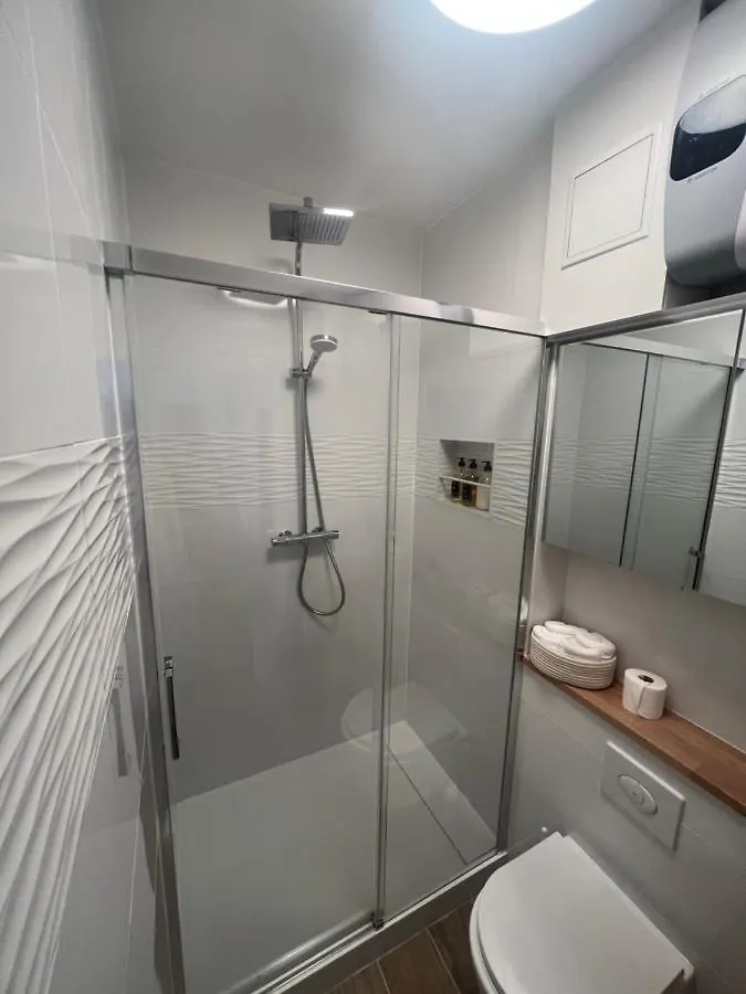 פריז 5 Stars 2-Br In Center , Air Conditioner , Elevator דירה